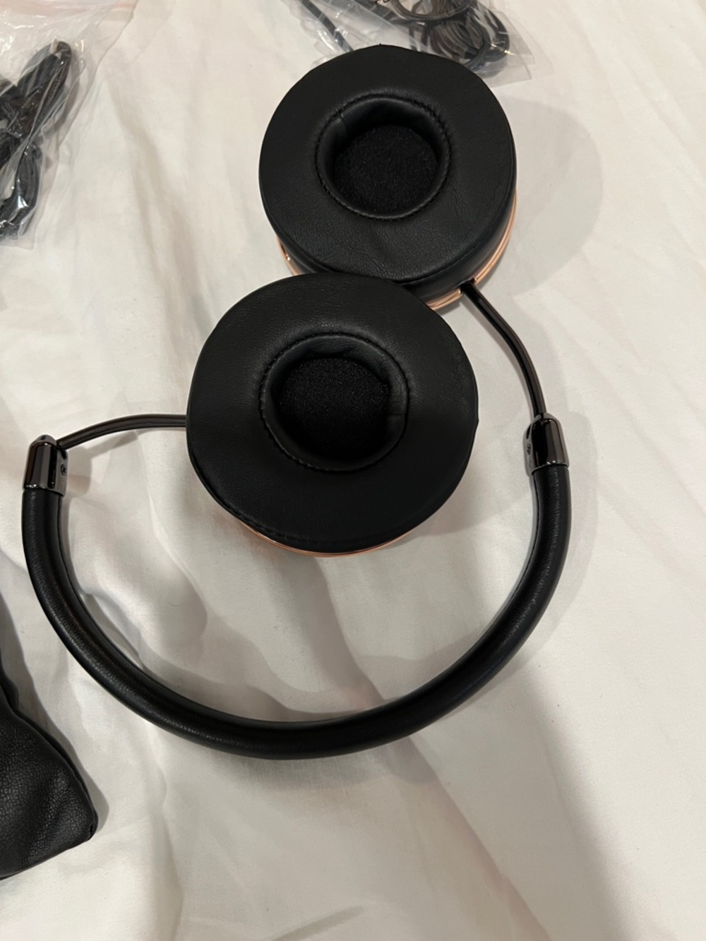 Frends Rose Gold Disc Headphones with Carry Pouch Bluetooth - Picture 4 of 5